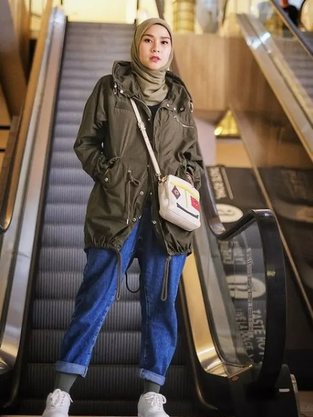 Zaskia Adya Mecca kenakan jeans (Instagram/zaskiadyamecca)