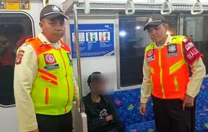 KAI Commuter Blacklist Pria yang Bergelantungan di Luar KRL