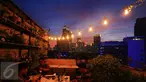 Sejumlah warga menikmati pemandangan saat senja di Jakarta, Rabu (23/12/2015). Langit Jakarta membiaskan cahaya matahari diantara gumpalan awan menjadikannya pemandangan yang sangat indah. (Liputan6.com/Angga Yuniar)