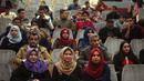 Warga Palestina saat menikmati film di aula Red Crescent Society di Kota Gaza, (25/2). Warga Palestina kembali dapat menikmati menonton film di biskop setelah 20 tahun lamanya. (REUTERS / Mohammed Salem)