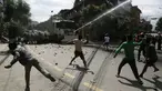 Warga melempari batu ketika kegiatan menarik kereta Dewa Rato Machhindranath dalam sebuah festival keagamaan dihentikan aparat kepolisian di Lalitpur, Nepal (3/9/2020). Aparat kepolisian berupaya membubarkan warga untuk mengendalikan penyebaran Covid-19. (AP Photo/Niranjan Shrestha)