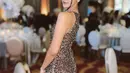 Anya Geraldine kali ini tampil glamor dengan gaun malam bernuansa emas. Gaun halter strap ini memiliki detail payet di seluruh bagian gaun. [instagram/anyageraldine]