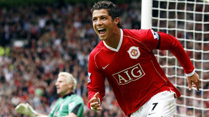 Cristiano Ronaldo menggunakan jersey nomor tujuh di Old Trafford pada 2003 hingga 2009. Ronaldo sukses mencetak 96 gol dari 214 penampilan bersama Manchester United. (AFP/Andrew Yates)
