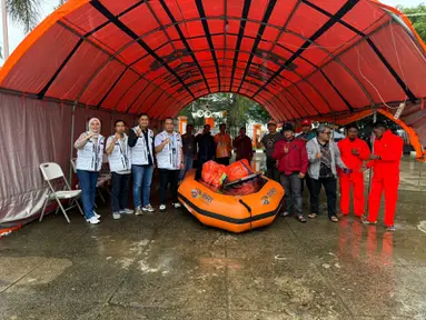 BRI Peduli menyalurnan bantuan berupa 1 (satu) unit perahu karet beserta pelampung yang disalurkan langsung di Posko Bencana Badan Penanggulangan Bencana Daerah (BPDB) Kota Padang. Selain itu, BRI Peduli juga membagikan berupa ribuan paket makanan cepat saji bagi warga terdampak khsusunya di wilayah Lubuk Minturun, Kecamatan Koto Tangah, Kota Padang. (Sumber: BRI Peduli)