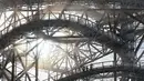 Wisatawan berjalan di Dolni Moravana Skywalk di Moravia Tengah, Republik Ceko, 12 Februari 2016. Selain mendaki, tangga ini juga digunakan sebagai alternatif menguji adrenalin dengan cara memberanikan tidur terlentang di atas platform. (RADEK MICA/AFP)