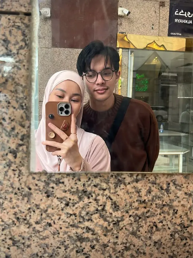 6 Potret Romantis Rey Mbayang dan Dinda Hauw Selama Umrah,