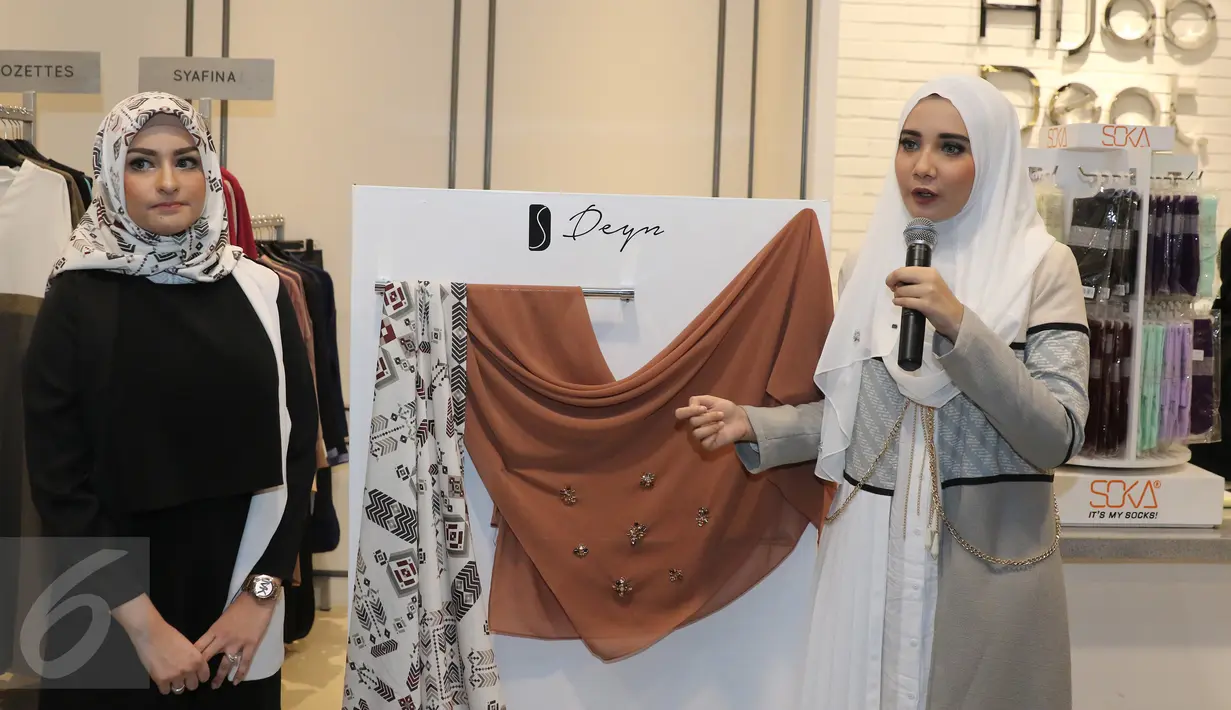 Pemilik Deyn, Rania Assegaf (kiri) bersama Artis dan designer Zaskia Sungkar pada saat menjelaskan bahan hijab di acara Deyn Festive Raya di kawasan sudirman, Jakarta, Sabtu (11/06/2016). (Liputan6.com/Herman Zakharia)