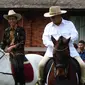 Presiden Jokowi dan Ketua Umum Partai Gerindra Prabowo Subianto bersantai sambil menaiki kuda di halaman kediaman Prabowo di Hambalang, Bogor, Senin (31/10). Keduanya usai melakukan pertemuan tertutup selama hampir 2 jam. (Liputan6.com/Faizal Fanani)