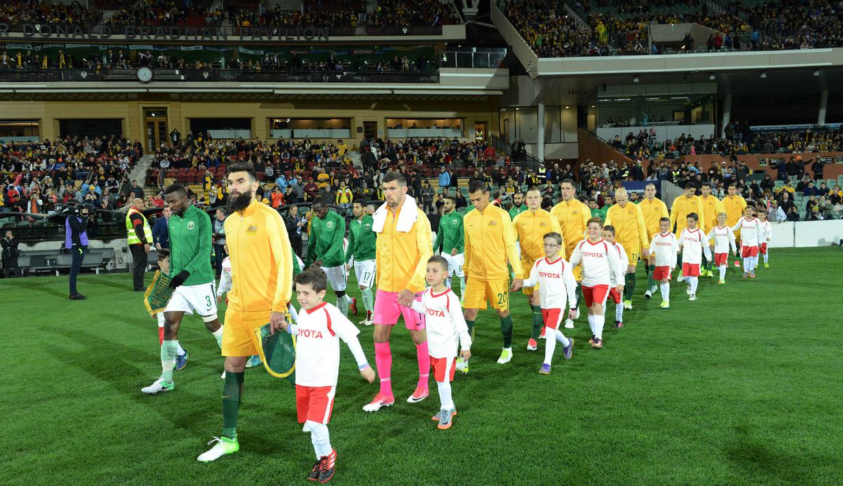 5. Australia (Playoff) - Tak seperti tahun 2014 dimana mereka mampu lolos langsung ke Piala Dunia, kali ini Socceroos harus melalui babak playoff. Tim Cahill dan pasukan harus menghadapi Suriah pada playoff pertama. (AFP/Brenton Edwards)