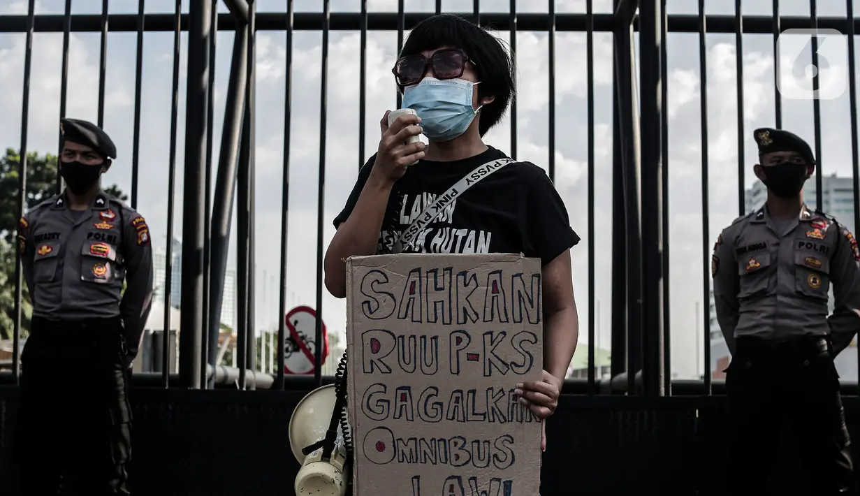 Masa yang tergabung dalam "Gerak Perempuan" melakukan aksi di depan Gedung MPR/DPR/DPD, Jakarta, Selasa (7/7/2020). Dalam aksinya mereka menuntut menolak RUU Penghapusan Kekerasan Seksual (RUU P-KS)  dikeluarkan dari Program Legislasi Nasional Prioritas 2020. (Liputan6.com/Johan Tallo)