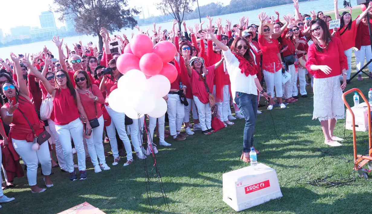 Sejumlah WNI saat mengelar aksi dukung Ahok di Sir James Mitchell Park, South Perth, Australia (13/5). Aksi dukung Ahok ini dihadiri kurang lebih 1000 orang. (Foto Monique Arianto Diaspora Indonesia)