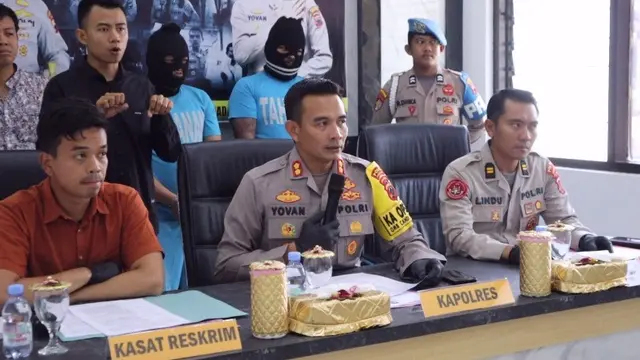 Aparat Polres Pemalang menangkap begal sadis perampas motor matic Watukumpul, di Purbalingga. (Foto: Liputan6.com/Polres Pemalang)