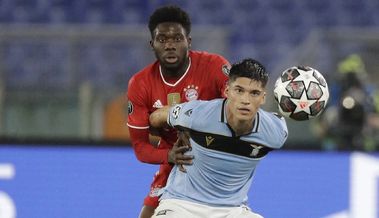 Gelandang Lazio, Joaquin Correa berebut bola dengan bek  Bayern Munchen, Alphonso Davies dalam pertandingan leg pertama babak 16 besar Liga Champions, di Stadion Olimpico, Roma, Rabu (24/2) dini hari WIB. Bayern Muenchen sukses meraih kemenangan 4-1 atas tuan rumah Lazio. (AP Photo/Gregorio Borgia)