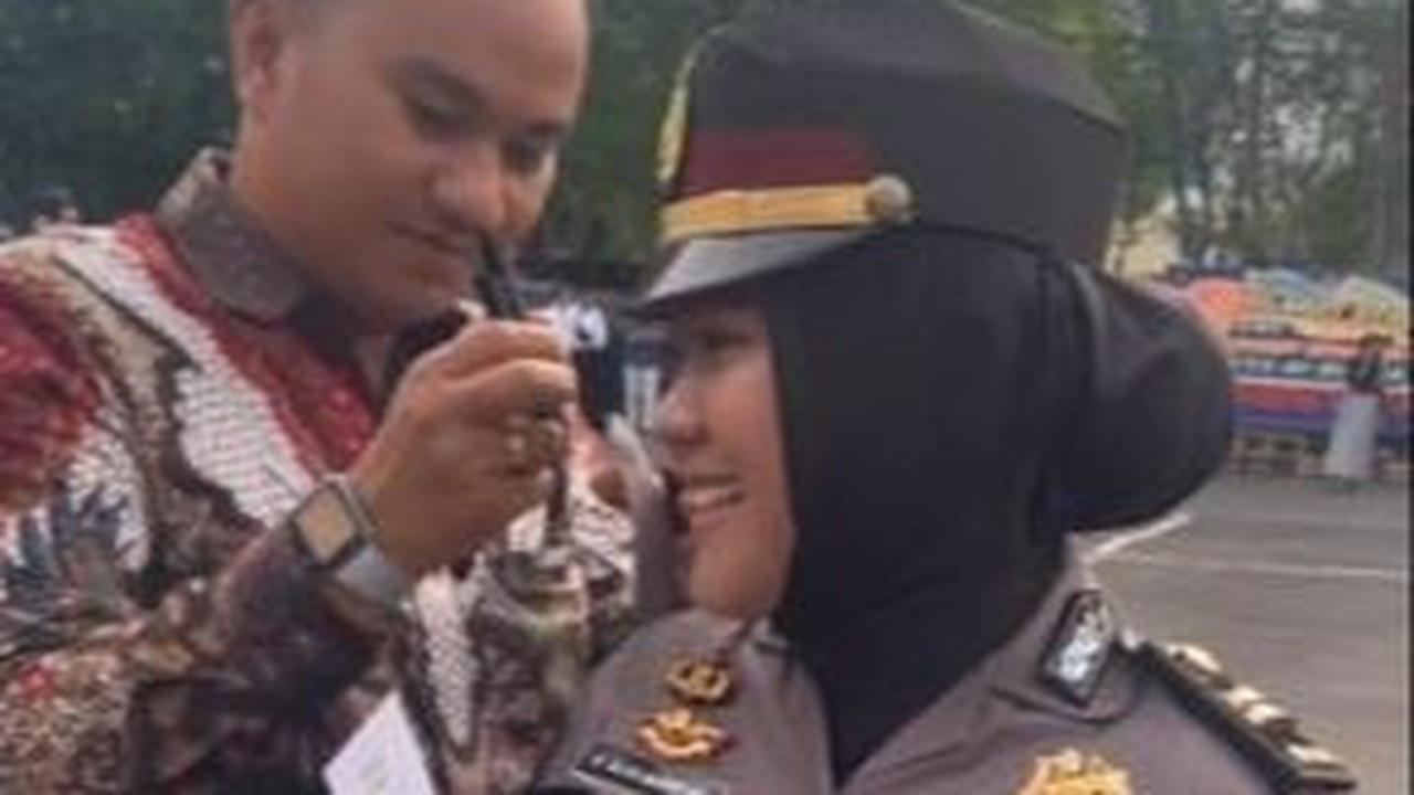 Sebuah video yang memperlihatkan seorang suami memasangkan pangkat baru di pundak sang istri, sukses mencuri perhatian. <br>