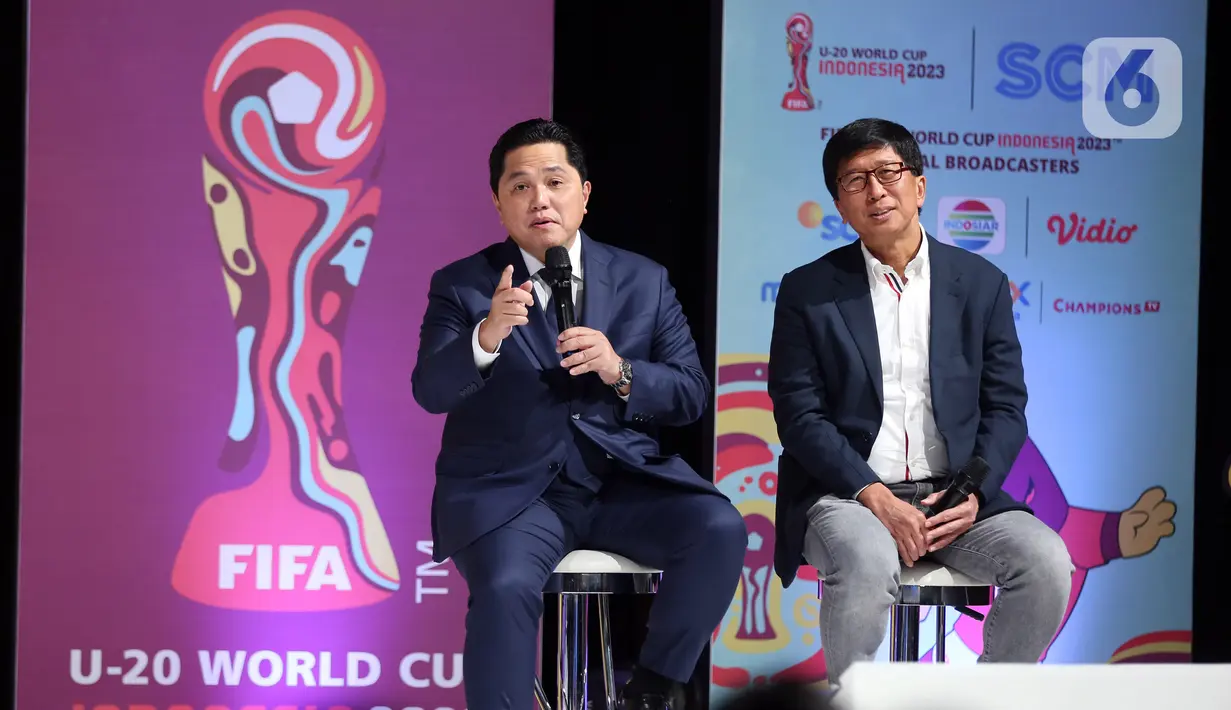 Ketua PSSI sekaligus Menteri BUMN Erick Tohir bersama Direktur SCM Sutanto Hartono dalam jumpa pers di SCTV Tower saat menggelar Jumpa Pers di SCTV Tower, Jakarta, Selasa (28/2/2023). Jumpa pers tersebut terkait Perhelatan Piala Dunia U-20 2023 ini akan disiarkan langsung Emtek Group lewat SCM. Pecinta bola di Indonesia bisa menyaksikan seluruh pertandingan melalui SCTV, INDOSIAR, VIDIO, MOJI, Mentari TV, Nex Parabola, dan Champions TV. (Liputan6.com/Johan Tallo)