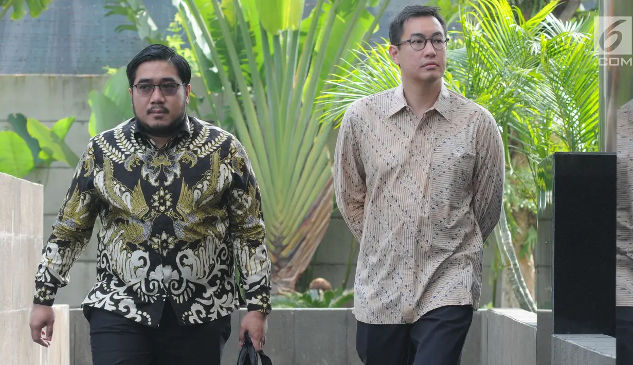 Direktur Utama PT. Samantaka Batubara, James Rijanto (kanan) didampingi kuasa hukumnya tiba untuk menjalani pemeriksaan di Gedung KPK, Jakarta, Jumat (17/5/2019). James diperiksa sebagai saksi dalam kasus suap PLTU Riau-1 yang menjerat Dirut PLN nonaktif Sofyan Basir. (merdeka.com/Dwi Narwoko)