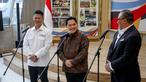 Menpora RI, Erick Thohir, Ketua Komite Olimpiade Indonesia (KOI), Raja Sapta Oktohari, dan Duta Besar Indonesia untuk Malaysia, Mohammad Iman Hascarya Kusumo memberikan keterangan setelah melakukan pertemuan membahas SEA Games 2027 di Kantor Kemenpora RI, Senayan, Jakarta Pusat, Jumat (20/02/2026). (Bola.com/Nur Iman Ali)