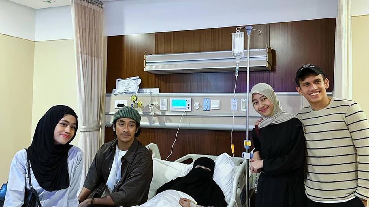Potret Ummi Pipik Rawat Inap di Rumah Sakit, Anak-anak Setia Menemani & Dijenguk Banyak Teman Artis