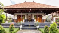 Rumah Bali Modern Fasad Tradisional (Sumber: Pinterest/airbnb.com)