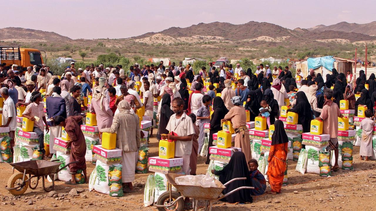 Warga Yaman mengantre mendapatkan bantuan pangan (AFP/Essa Ahmed)