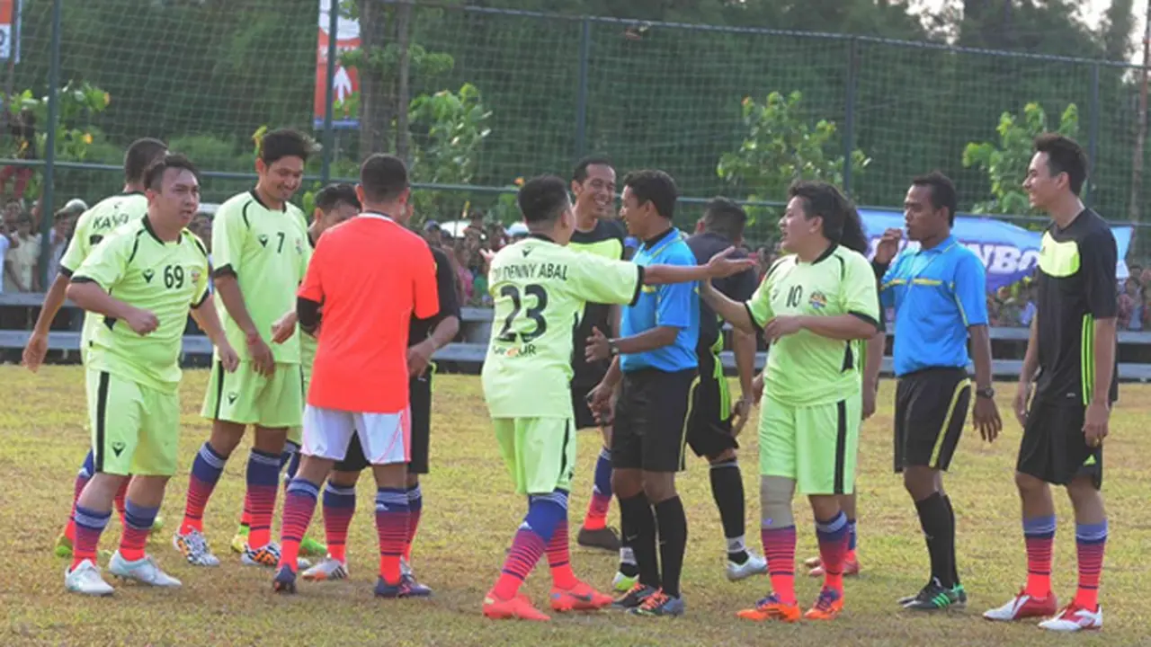 Jokowi bermain bola