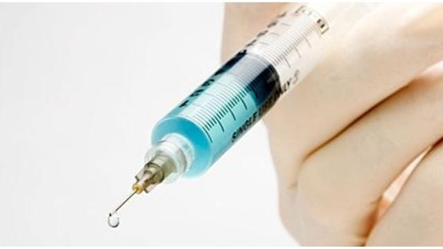 Keren, Dokter Ini Bikin Anak yang Disuntik Jadi Tertawa