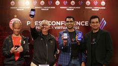 (kiri ke kanan) Direktur Komersial Persija Jakarta Sebastien Leclerc, Direktur Utama Persija Jakarta Ambono Janurianto, Founder of Virtualness Saurabh Doshi, dan Head of Media and Sports Partnerships Joyee Biswas menunjukkan NFT Persija Jakarta saat konferensi pers Persija X Virtualness di Persija Store, Plaza Festival, Kuningan, Jakarta, Kamis (27/07/2023). (Bola.com/Bagaskara Lazuardi)