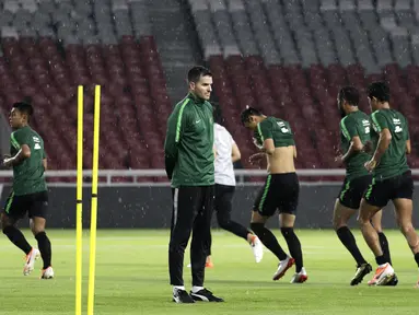 Pelatih Timnas Indonesia, Simon McMenemy, mengamati pemainnya saat latihan di SUGBK, Jakarta, Jumat (14/6). Latihan ini persiapan jelang laga persahabatan melawan Vanuatu. (Bola.com/Yoppy Renato)