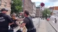 Wanita Denmark berusaha mencegah pembakaran Al-Qur'an. Ia diserang oleh penyelenggara, kemudian diamankan polisi. Dok: Twitter @5PillarsUK