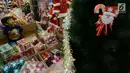 Seorang bocah memilih pernak-pernik perayaan Natal di Pasar Asemka, Jakarta,Kamis (13/12). Pedagang mengaku penjualan pernak-pernik Natal meningkat dari minggu sebeumnya. (Merdeka.com/Imam Buhori)