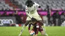 Penyerang Bayern Munchen Thomas Mueller berebut bola dengan gelandang Borussia Monchengladbach, Manu Kone pada laga ke-18 Liga Jerman 2021/2022 di Allianz Arena, Sabtu (8/1/2022) dini hari WIB. Bayern Munchen dipermalukan di kandang sendiri 1-2. (AP Photo/Andreas Schaad)