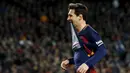 Bintang Barcelona, Lionel Messi, merayakan gol yang dicetaknya ke gawang Sevilla. Barca kini berbeda delapan poin dari Atletico Madrid yang ada pada peringkat kedua. (Reuters/Albert Gea)