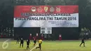 Suasana pertandingan eksebisi tim Eksekutif TNI vs PS Pemred di lapangan Mabes TNI Cilangkap, Jakarta, Jumat (21/10). Dalam pertandingan itu, Panglima TNI Jenderal TNI Gatot Nurmantyo ikut bermain bola melawan PS Pemred. (Liputan6.com/Risa Rahayu Kosasih)
