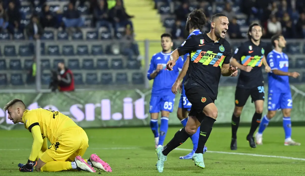 Inter akhirnya sukses membuka keunggulan pada menit ke-34 lewat sundulan D'Ambrosio meneruskan umpan tendangan bebas Alexis Sanchez. (AFP/Alberto Pizzoli)