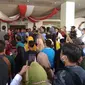 Ratusan orang korban penjualan kavling bodong menggeruduk Kantor DPRD Kota Batam, Kepulauan Riau, Senin (18/7/2022). (Liputan6.com/ Ajang Nurdin)