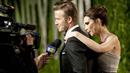 Legenda Timnas Inggris, David Beckham, bersama istrinya, Victoria Beckham, memberikan keterangan kepada wartawan saat menghadiri acara Vanity Fair Oscar Party di  Sunset Tower, California, Amerika Serikat (26/2/2012). (Photo by ADRIAN SANCHEZ-GONZALEZ / AFP)