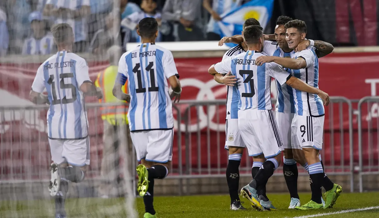 Sementara Argentina yang menghadapi Jamaika sepertinya hanya akan menang tipis 1-0 lewat gol Julian Alvarez pada menit ke-13. (AP/Eduardo Munoz Alvarez)