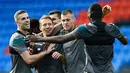 Sejumlah pemain Liverpool saat melakukan latihan ringan di St. Jakob -Park , Basel , Swiss, (17/5). Memenangkan juara Europa League  merupakan kesempatan Liverpool beraksi dipanggung Eropa musim depan. (Reuters / Arnd Wiegmann)