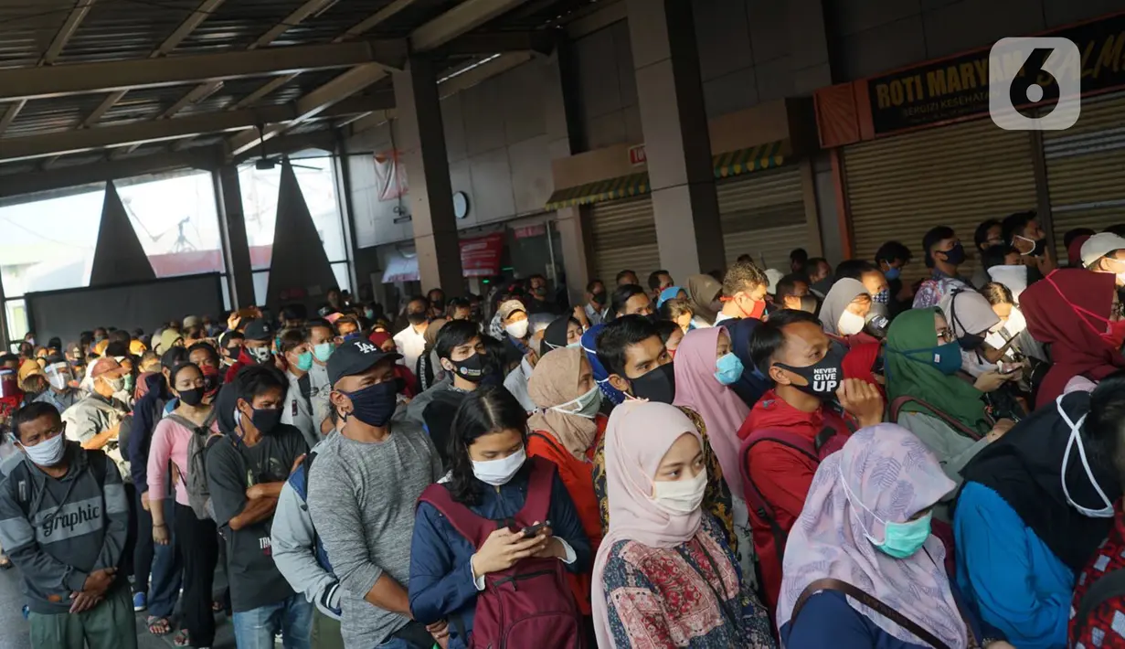 Calon penumpang antre masuk ke dalam Stasiun Citayam, Depok, Jawa Barat, Senin (8/6/2020). Memasuki fase PSBB proporsional menuju new normal Kota Depok, stasiun ramai dipadati penumpang yang kini mulai beraktivitas kembali. (Liputan6.com/Immanuel Antonius)