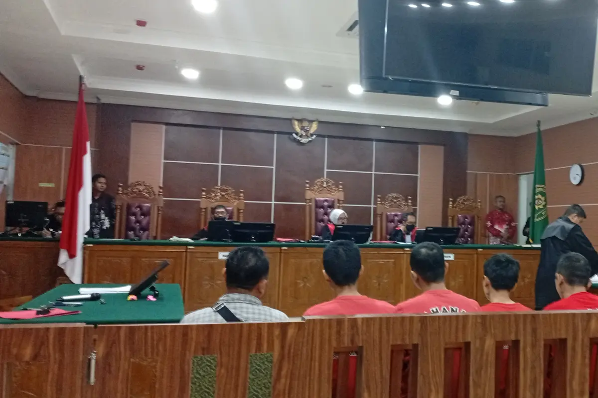 Enam terdakwa penyelundupan sabu menjalani persidangan di PN Batam. (Liputan6.com/Ajang Nurdin)