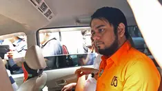 Artis sinetron Rio Reifan berada di dalam mobil untuk dipindahkan ke Rumah Sakit Ketergantungan Obat (RSKO), di Ditresnarkoba Polda Metro Jaya, Rabu (4/9/2019). Tertangkap ketiga kali karena kasus narkoba, Rio Reifan dikirim ke RSKO Cibubur untuk jalani rehabilitasi. (Liputan6.com/Herman Zakharia)