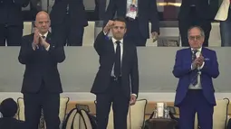 Presiden Prancis Emmanuel Macron dan Presiden FIFA Gianni Infantino tiba untuk pertandingan semifinal Piala Dunia 2022 antara Prancis dan Maroko di Stadion Al Bayt di Al Khor, Qatar, Kamis (15/12/2022). Prancis berhasil melaju ke babak final setelah mengalahkan Maroko 2-0. (AP Photo/Martin Meissner)