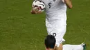 Penyerang Bolivia, Marcelo Martins melakukan selebrasi usai mencetak gol saat Copa Amerika 2015 di Estadio Municipal Bicentenario, Chile, (25/6/2015). Peru melaju ke semifinal usai mengalahkan Bolivia 3-1. (REUTERS/Carlos Garcia Rawlins)