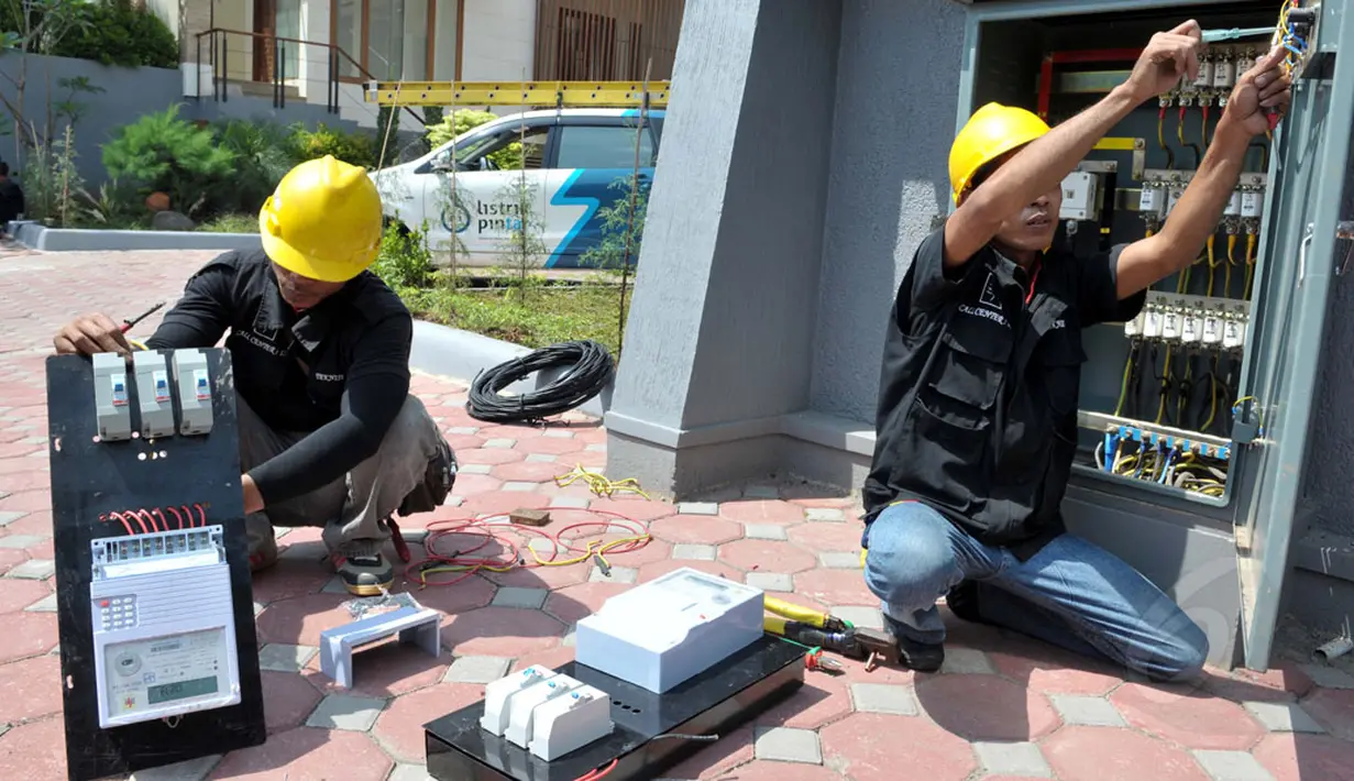 Hingga semester I-2014, volume penjualan listrik PLN pada semester I-2014 mencapai 96,56 terawatt (TWh). Tampak, beberapa teknisi PLN melakukan penyambungan baru di kawasan Jakarta Selatan, (7/8/2014). (Liputan6.com/Panji Diksana)