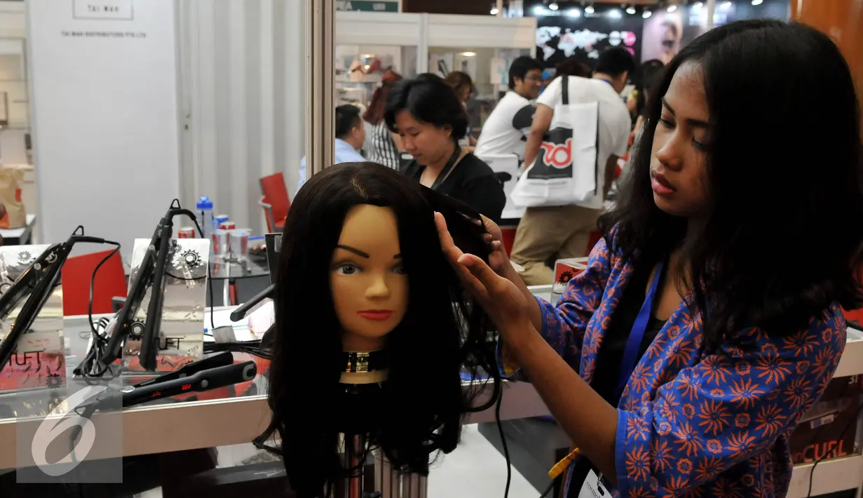 Pengunjung mengamati sejumlah alat kecantikan saat digelarnya pameran alat kecantikan di Jakarta Convention Center (JCC), Jakarta, Sabtu (17/10). Acara akan berlangsung hingga 17 Oktober 2015. (Liputan6/Johan Tallo)