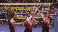 Pemain Surabaya Samator berselebrasi setelah mengalahkan Jakarta Pertamina Energi 3-2 pada final four Proliga 2018 di Sritex Arena, Solo, MInggu (8/4/2018). (Bola.com/Ronald Seger Prabowo)