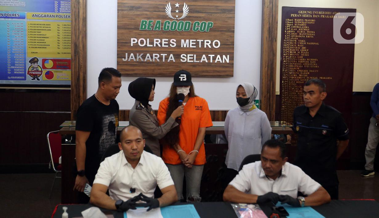 Kasat Narkoba Polres Metro Jakarta Selatan Kompol Achmad Ardhy mengatakan, Karenina ditangkap di rumahnya di Jalan Daksa, Jakarta Selatan. (Liputan6.com/Johan Tallo)