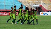 Pemain Bhayangkara FC merayakan gol yang dicetak Wahyu Subo Seto dalam laga kontra Pusamania Borneo FC di Stadion Delta Sidoarjo, Jumat (7/10/2016). (Bola.com/Fahrizal Arnas)