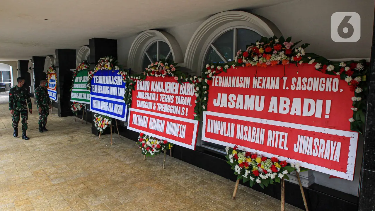 FOTO: Dukung Penyelamatan Polis, Nasabah Kirim Karangan Bunga ke Kantor Jiwasraya