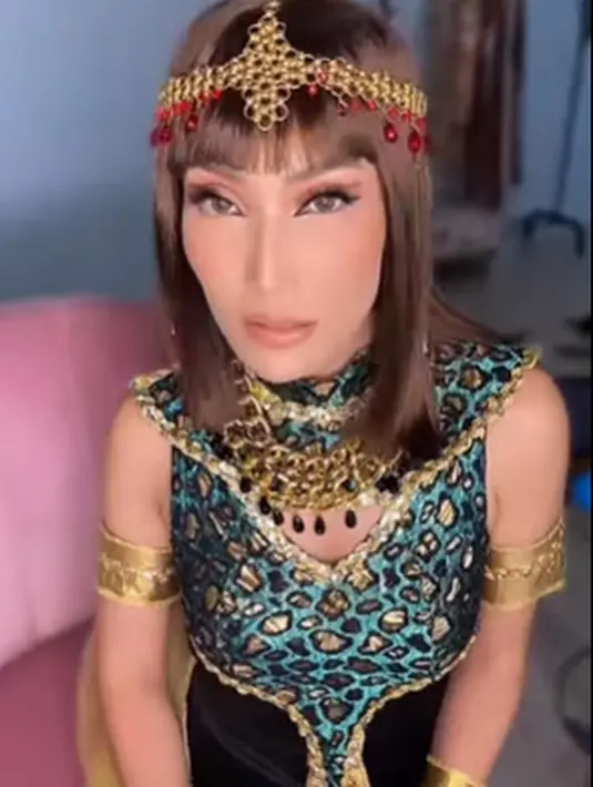Beberapa waktu lalu, Ayu Dewi costplay menjadi Ratu Mesir, Cleopatra. Dengan rambut long bob khas Cleopatra lengkap headpiece, Ayu Dewi mengenakan animal print berwarna dengan sentuhan emas yang elegan. (instagram/ayudewi7984)